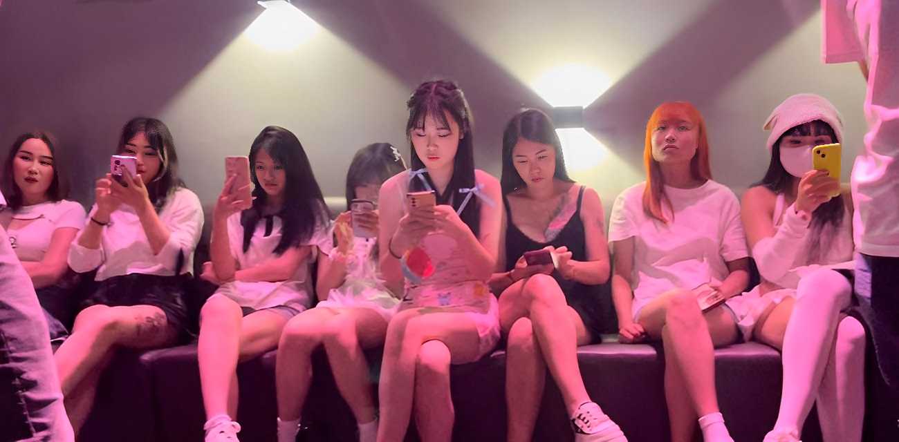 重慶望江樓砂舞廳淫亂偷拍！上百妹子緊身裙搖臀等挑 昏黃燈下抓奶接吻6分鐘狂歡