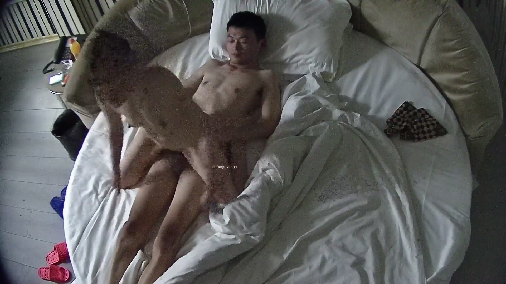 流出洗浴會所情趣炮房偷拍性慾很強的年輕小夥找個美女技師一條龍服務六九互舔啪啪