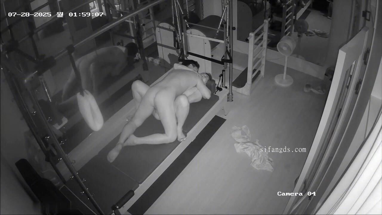 流出駭客破解健身館攝像頭監控偷拍瑜伽女教練性慾旺盛要榨乾小男友掰開一字馬讓他插入