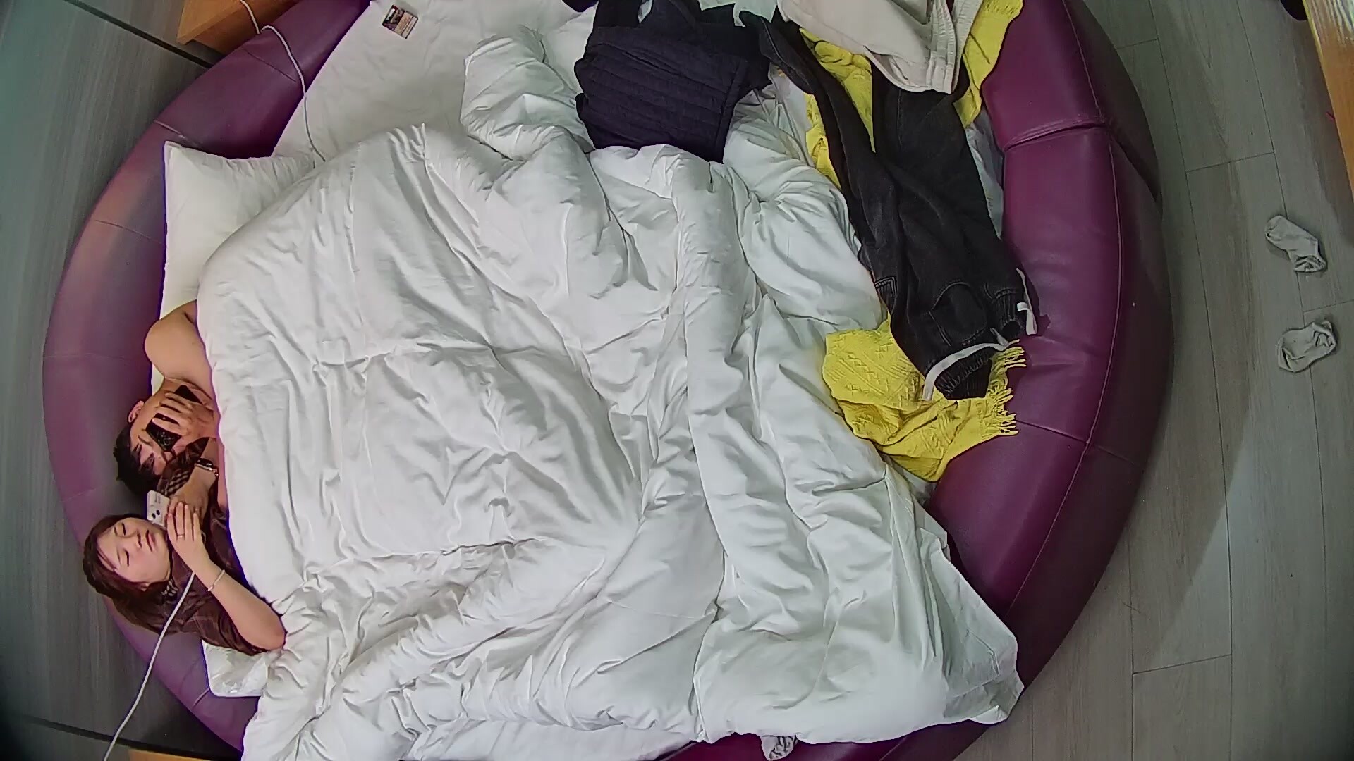 情趣臺格子衫小胖妞在情趣床上被猛操 興趣好像不高 被操還在看手機 最後被射都還在看手機 (2)