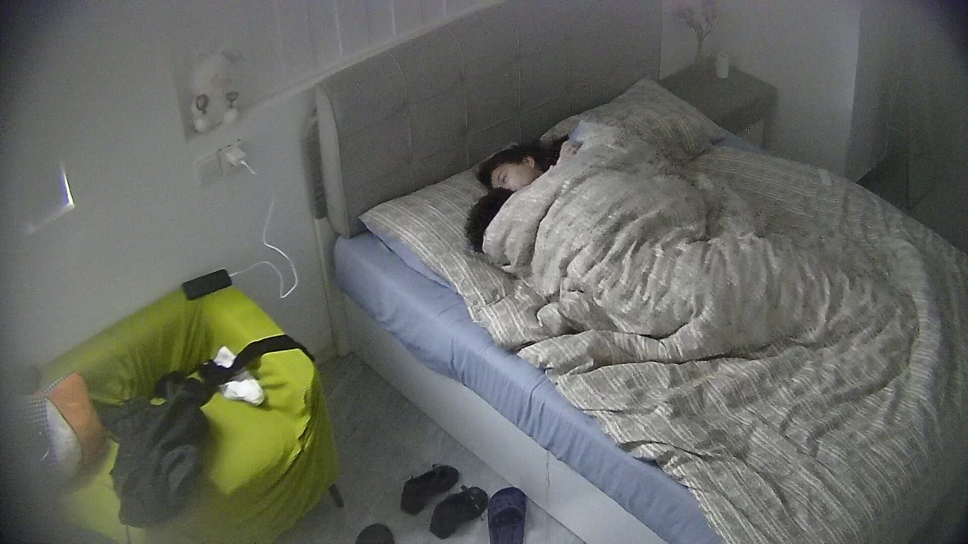 公寓酒店 先玩手機再打炮 鑽進被窩裡口交 小姐姐很漂亮 身材也好 還配合 這哥們撿到漏了 (1)