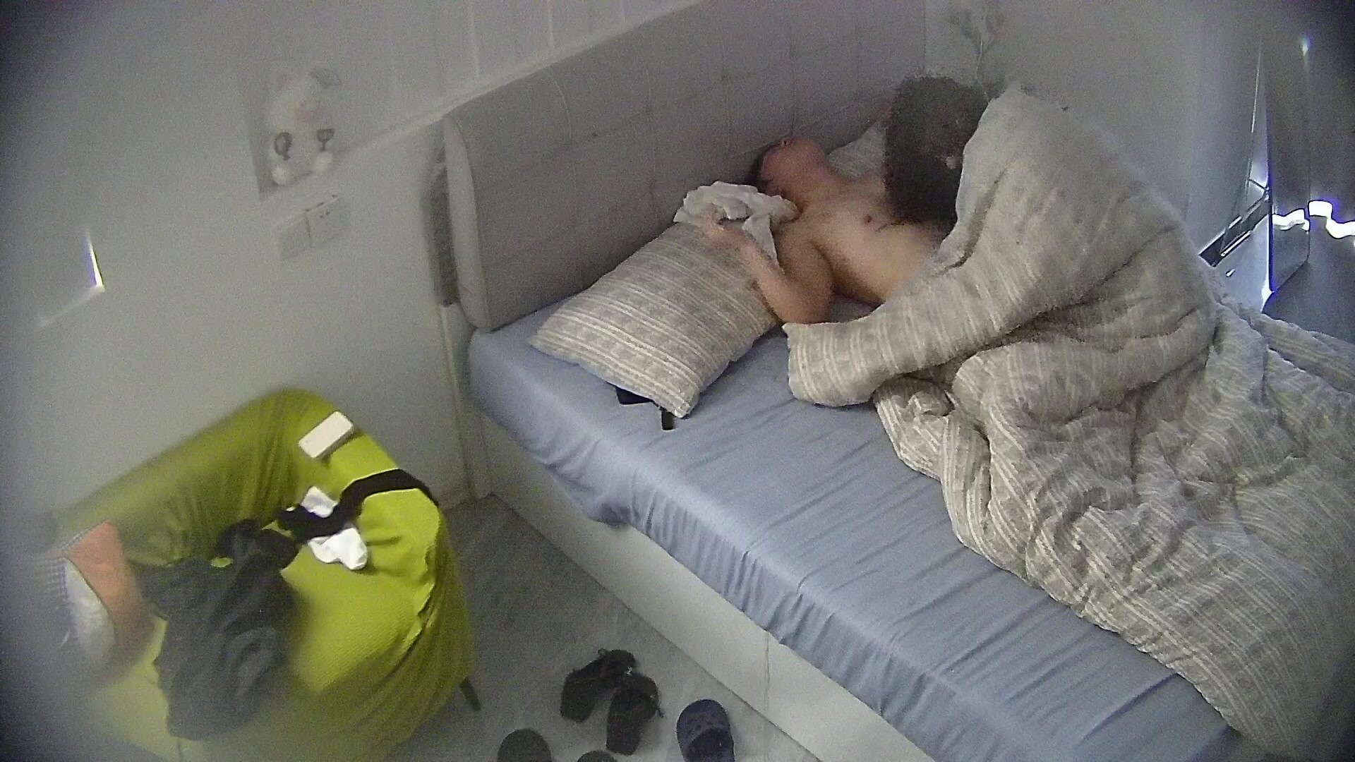 公寓酒店 先玩手機再打炮 鑽進被窩裡口交 小姐姐很漂亮 身材也好 還配合 這哥們撿到漏了 (2)