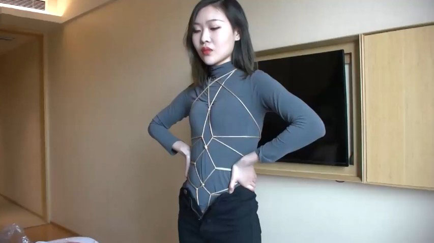 氣質漂亮模特小軒被冒牌導演騙到酒店試鏡捆綁私拍潛規則吹簫吃屌被按摩棒搞到大聲呻吟