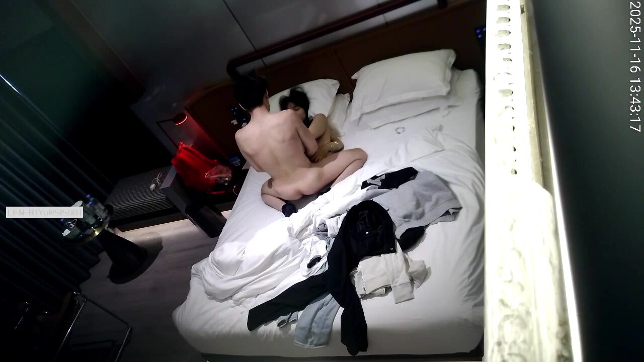 天眼偷拍 大學生模樣的一對小情侶開個鐘點房操逼 美女穿著小白襪夾著同學的腰 還被架起來操