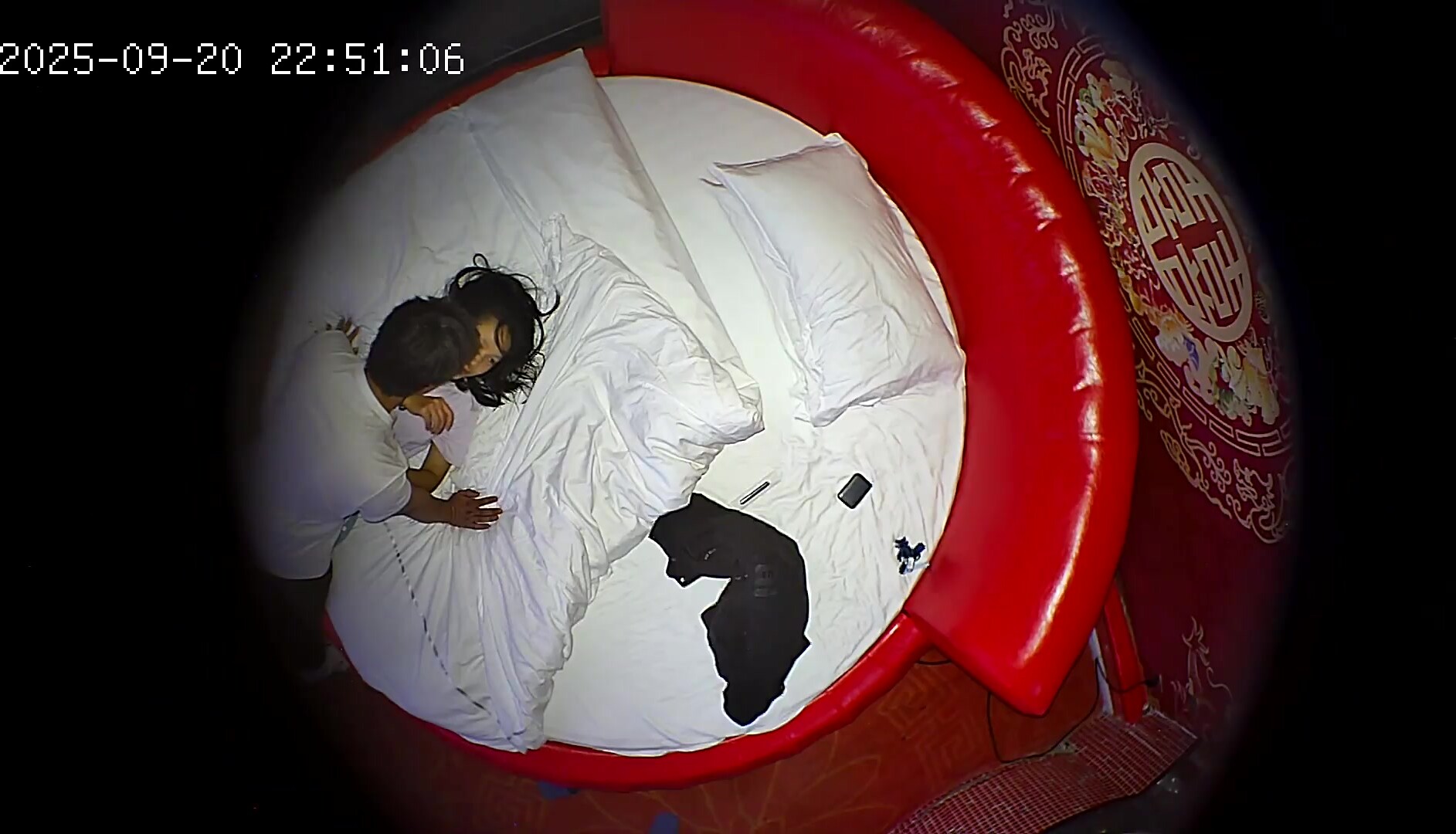 上帝視角偷拍 大紅的圓床情趣房 一對年輕小情侶熱情似火 小哥衝起來就是電動小馬達 讓美女有爽到 (1)