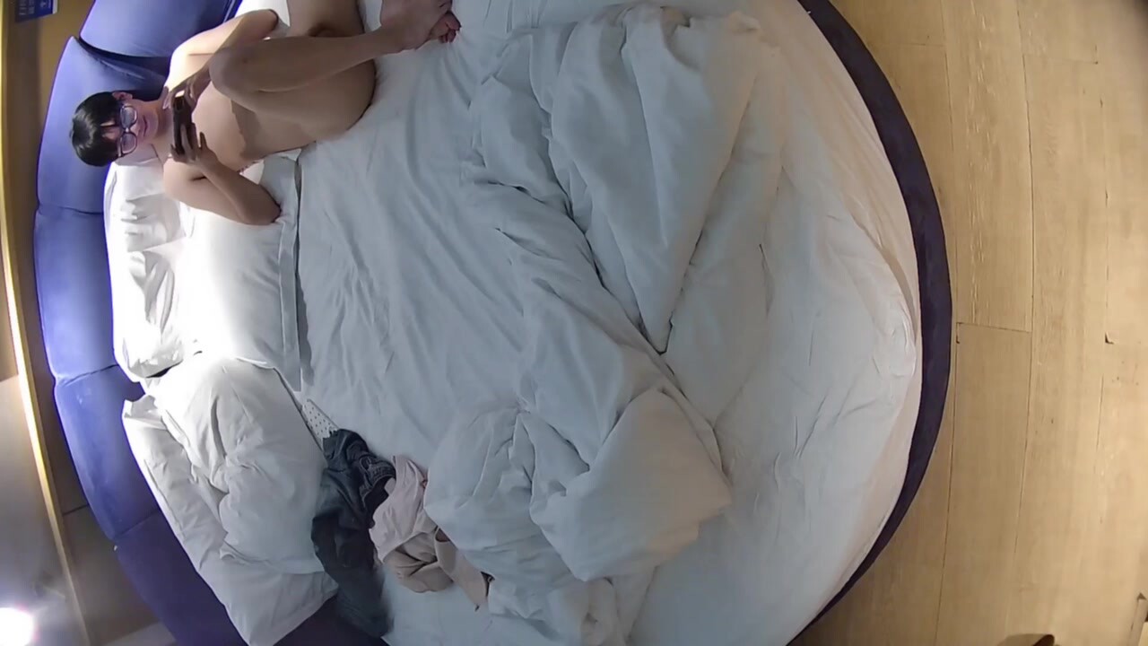 情趣臺偷拍 非常漂亮長髮美女跟男朋友開房操 真是膚白貌美大長腿 還會口交 被男朋友壓在身上猛操