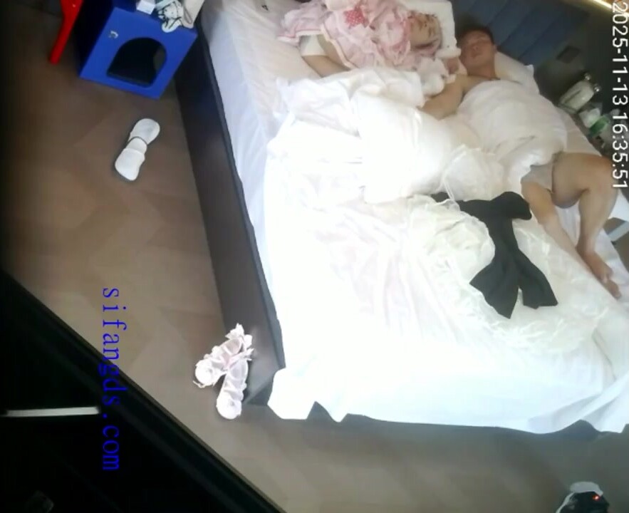 流出天眼酒店直播偷拍cospaly漫展剛下來的LO娘被舔狗床邊後入