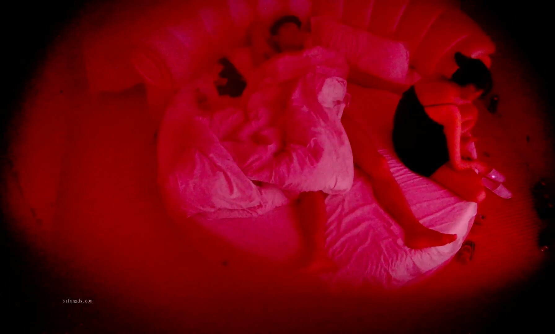 流出酒店偷拍 情趣圓床偷拍紋身小夥又粗又大惹得白T恤美女換上黑絲求操