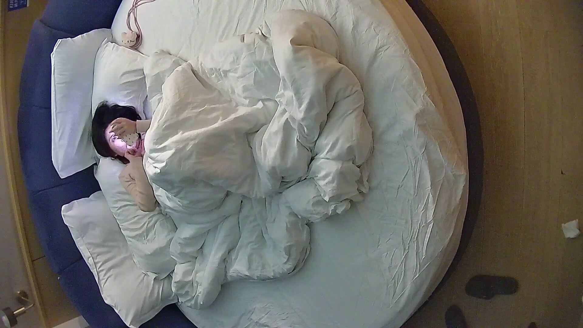 流出酒店偷拍 情趣圓床氣質絕佳的端莊美女入住等待男友早晚各一炮