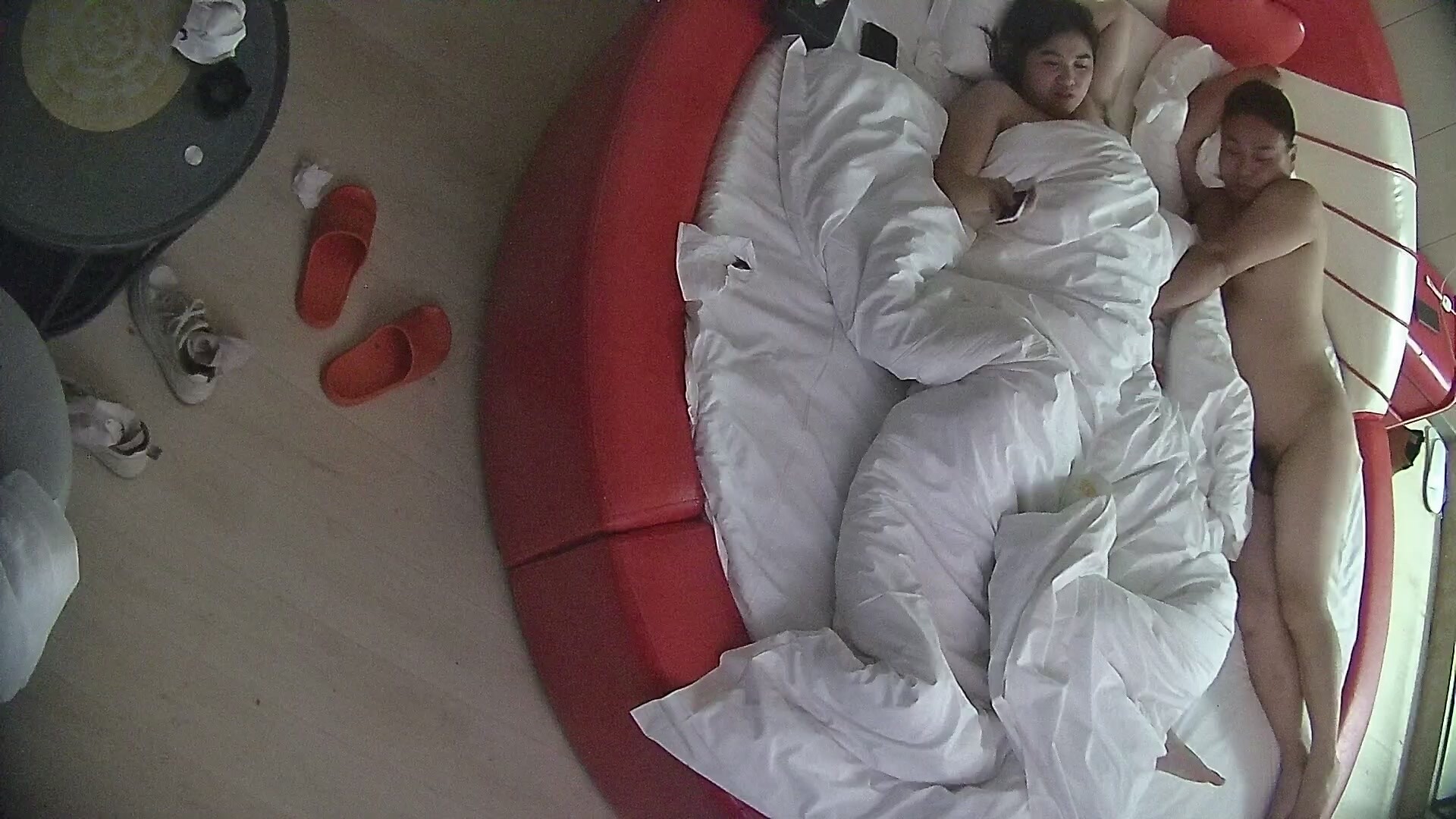 情趣臺偷拍 這哥們玩逼是有一手的 手都能把女人玩得發抖 還把女人抱起來操 女人被操爽了配合度就高 (1)