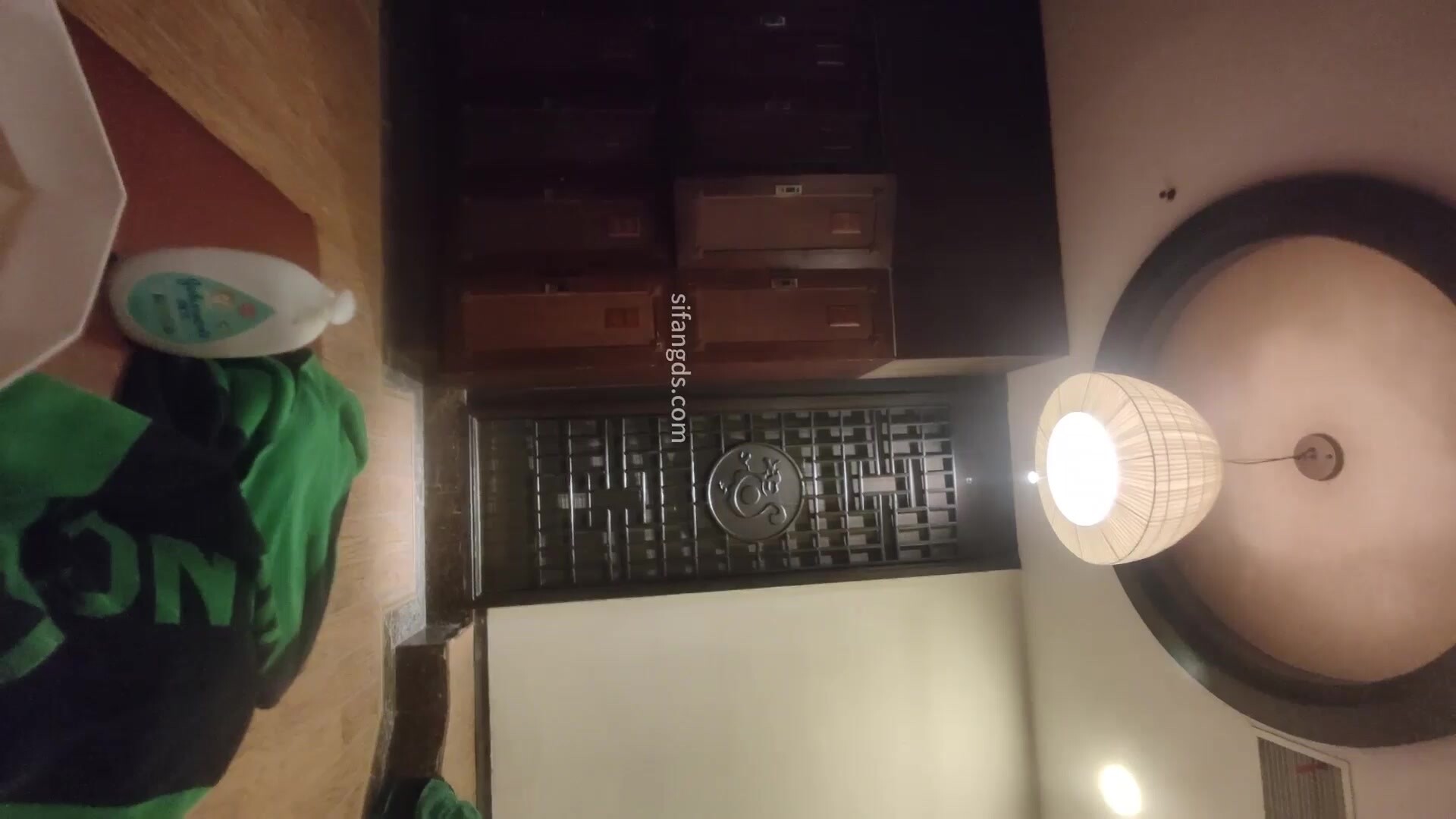 【少女時代】十一月最新流出坑爹女主播 潛入溫泉洗浴會所更衣室偷拍浴客更衣超好身材少婦不遮掩袒露在外