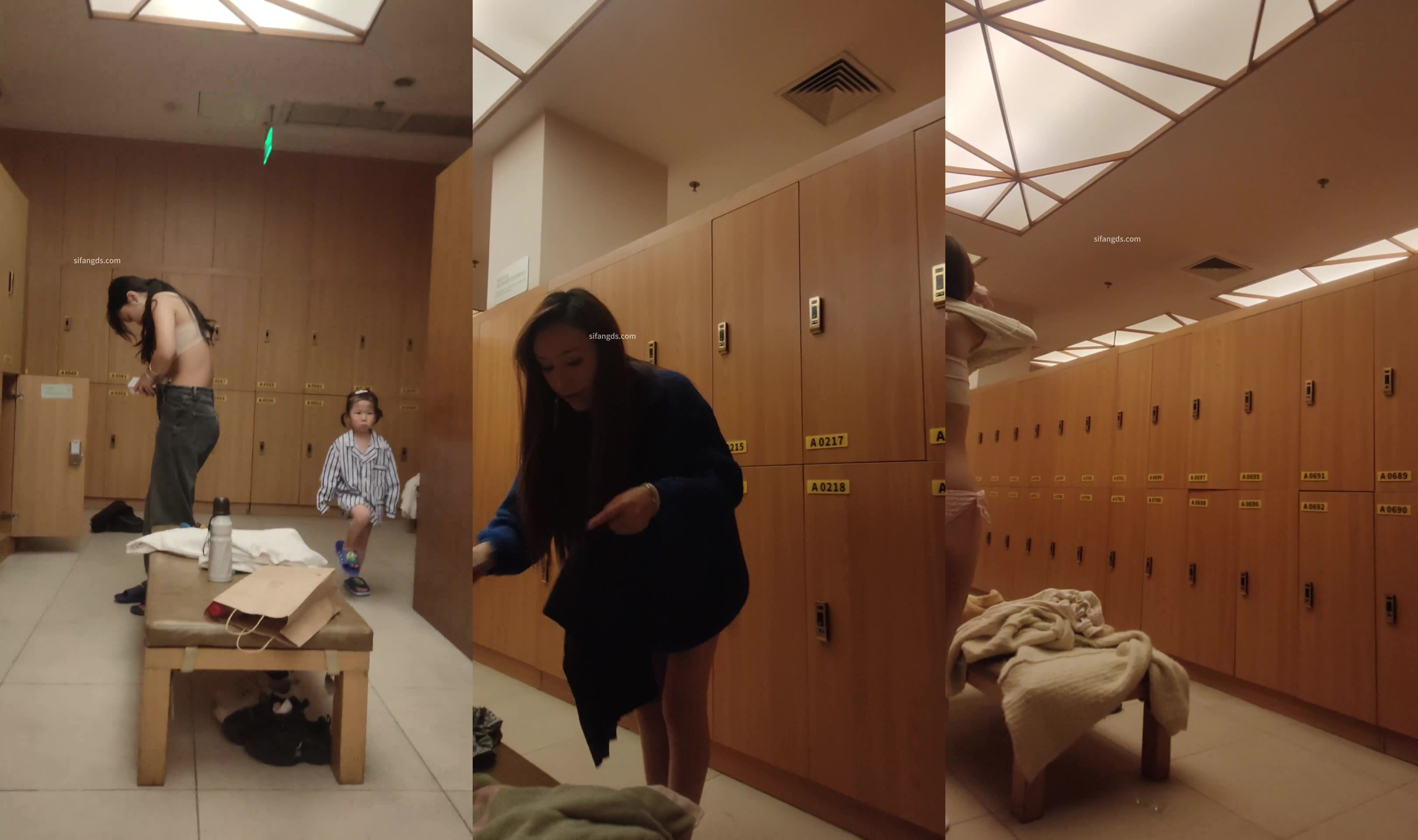 【少女時代】最新流出坑爹女主播 潛入洗浴會所偷拍極品三閨蜜一起來，讓閨蜜看自己胸太小