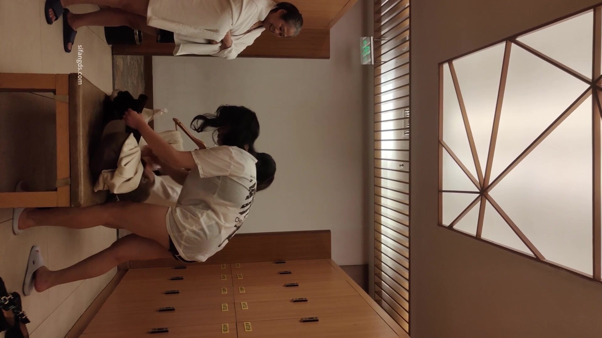 【少女時代】坑爹女主播換新裝置潛入洗浴會所更衣室近身偷拍氣質眼鏡御姐絕美身材脫了內衣好大的胸