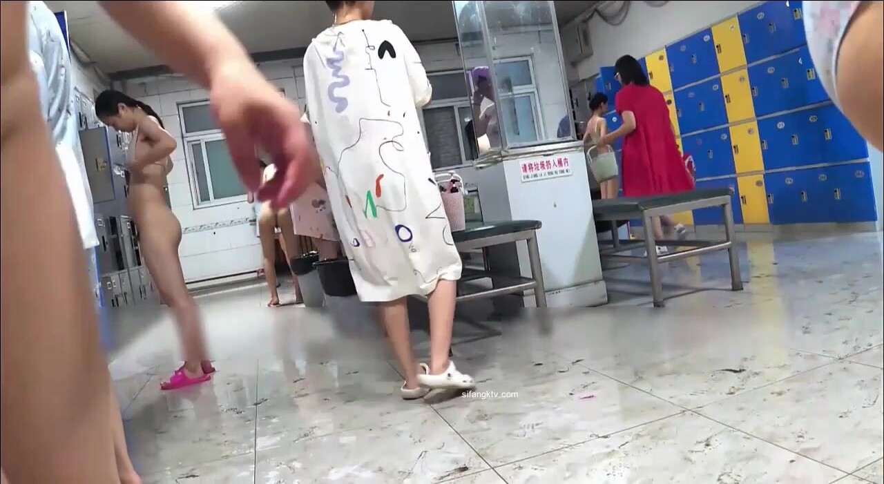 【野雞大學】澡堂偷拍 沉浸式偷窺年輕學妹全是白花花的裸體 (2)