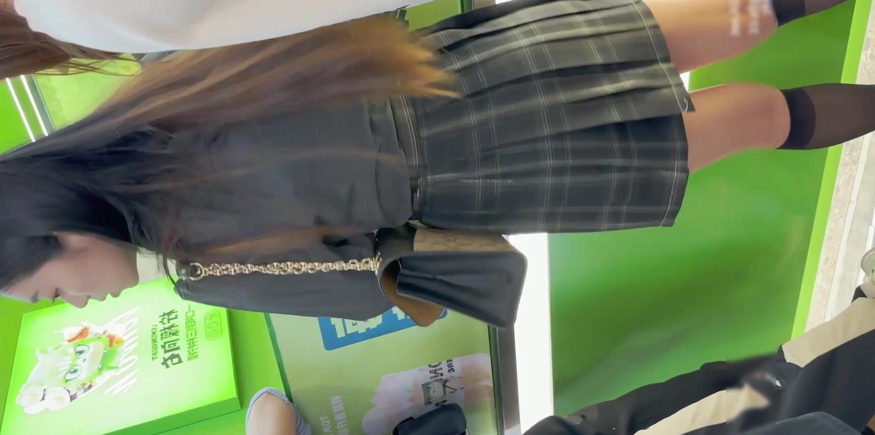 大神一路跟蹤抄底JK裙小姐姐白色蕾絲半透明內褲清晰看到大片的黑森林