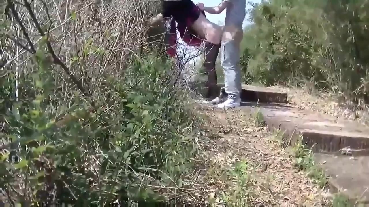 一對母子野外黑絲啪啪野戰無套內射