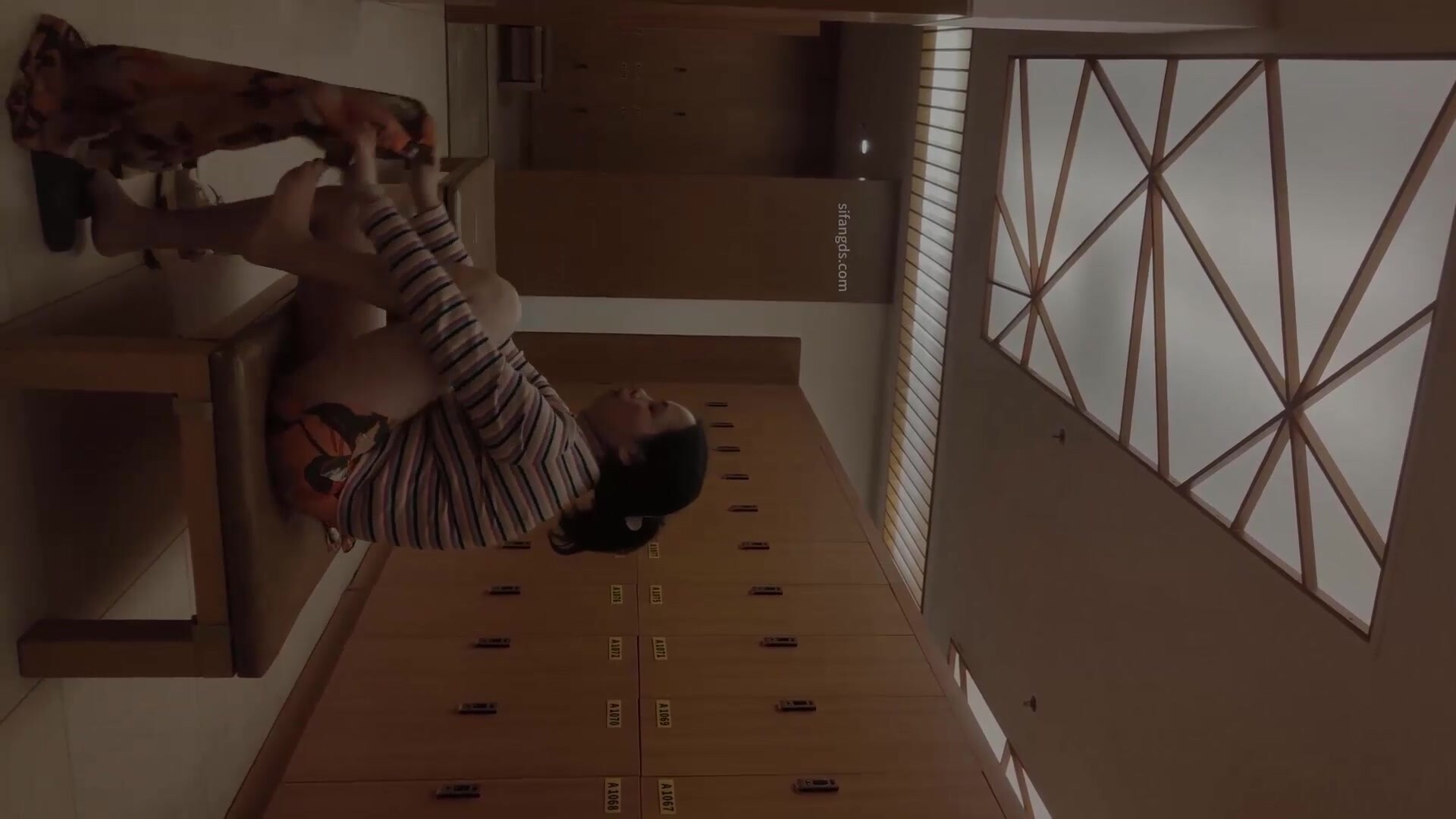 【少女時代】最新流出女主播 潛入洗浴中心更衣室偷拍兩個極品身材顏值的美女換了泳衣後別具誘惑