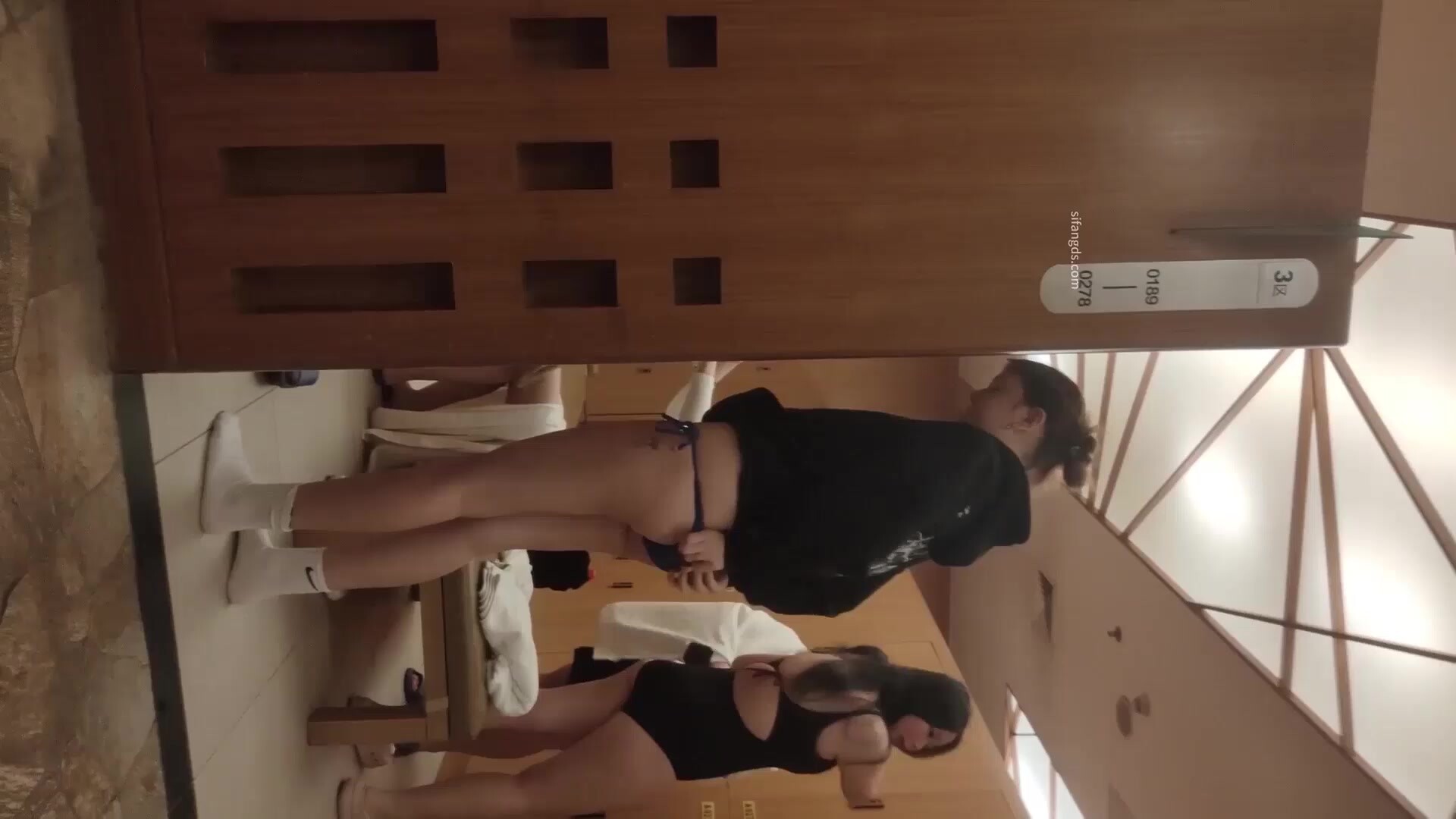 【少女時代】十二月最新女主播潛入溫泉洗浴中心更衣室偷拍側臉酷似楊冪的美女身材太好了還有俄羅斯美女