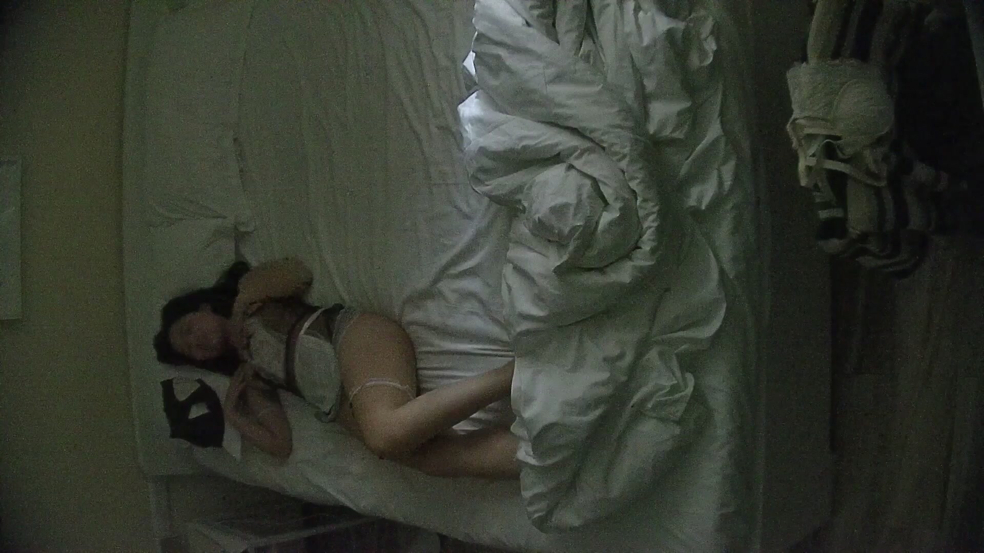 流出酒店偷拍 反差婊戴眼鏡的騷女換開檔黑絲和女僕裝和男友盡情做愛 (3)