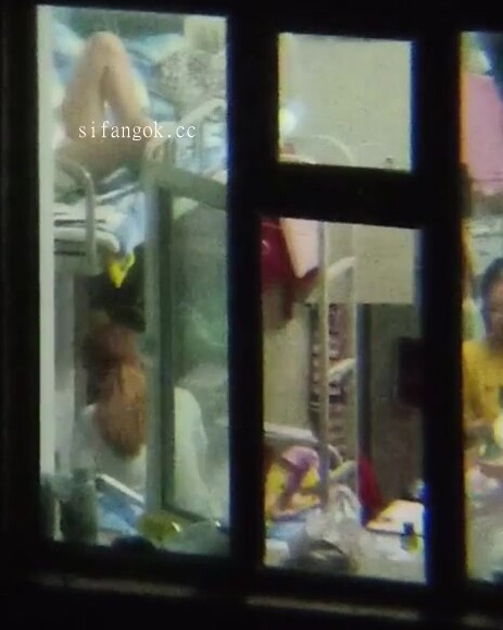 某高校屌絲牛人窗外偷拍對面樓女生宿舍 日常生活學妹換衣服偶然有驚喜(6) (3)