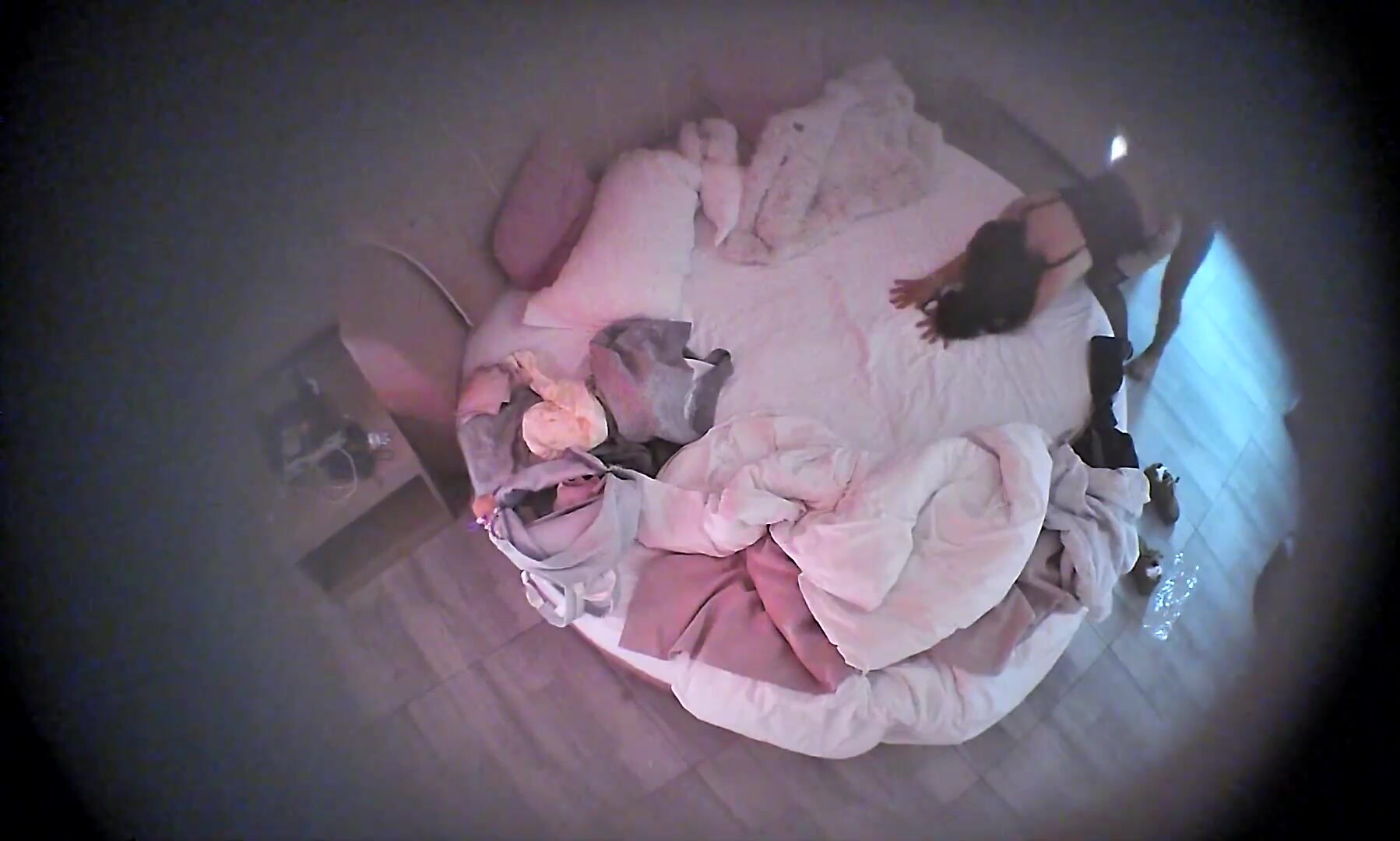 流出酒店偷拍 乖乖女學生掏出書包內藏的情趣黑絲瘋狂深蹲愛拍攝胖男完整版 (5)