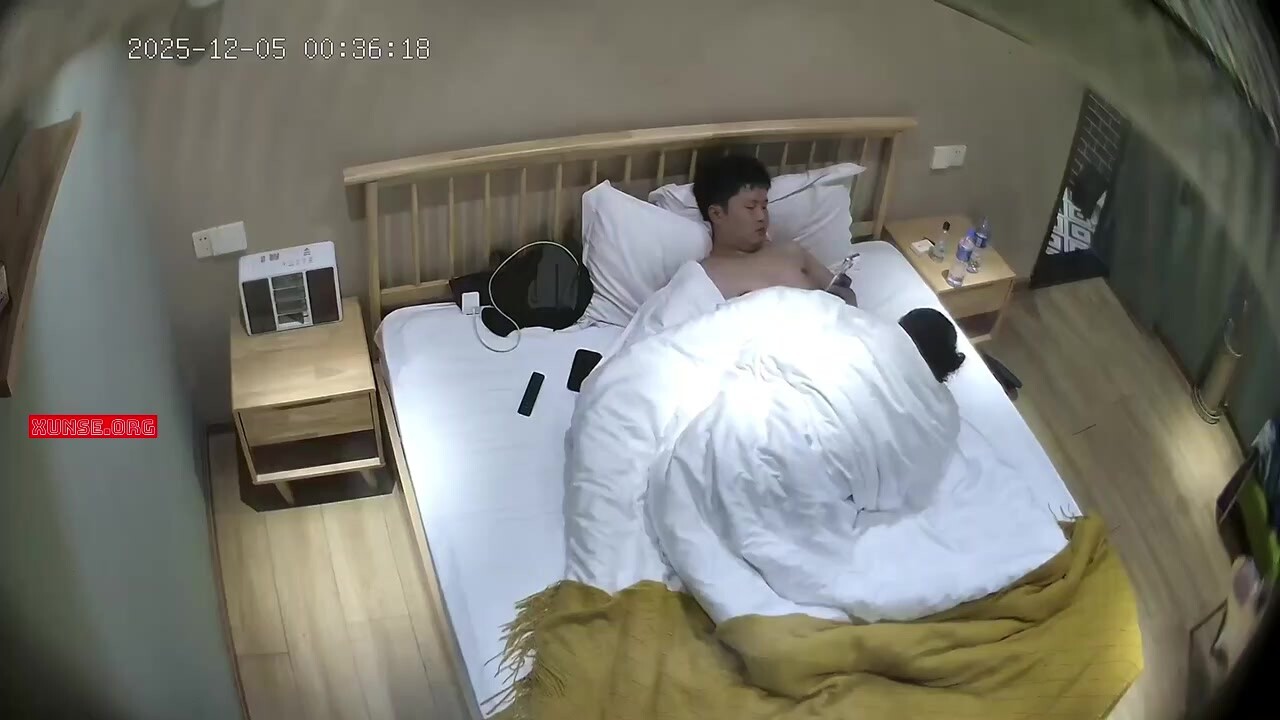 上帝視角 看起來忠厚地老實的男人玩得賊花 操之前先讓美女穿黑絲 一手夾煙一手扣逼 操逼直接猛砸 (1)