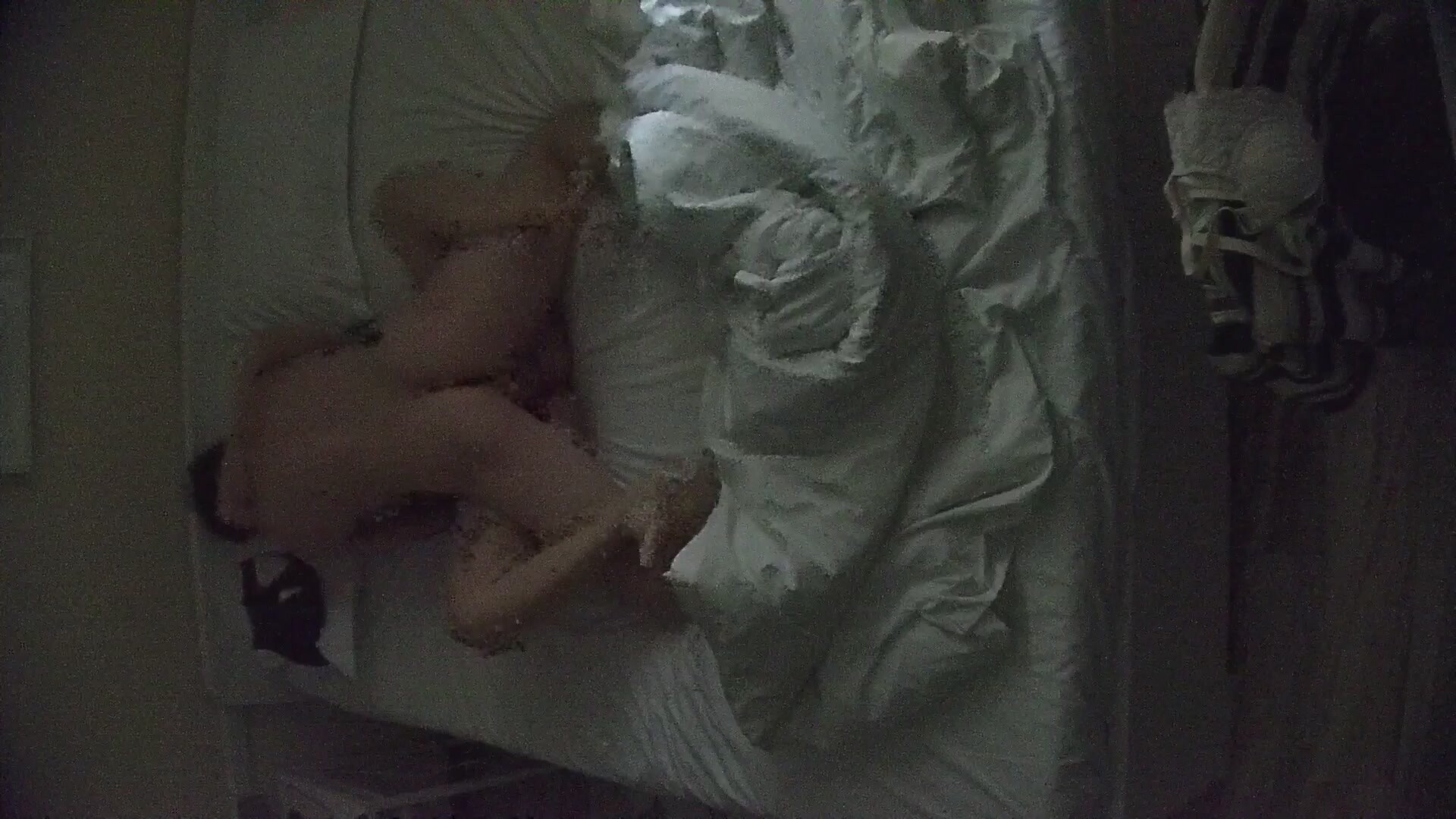 流出酒店偷拍 反差婊戴眼鏡的騷女換開檔黑絲和女僕裝和男友盡情做愛 (2)