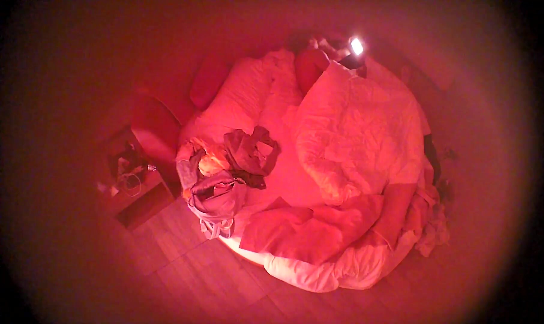 流出酒店偷拍 乖乖女學生掏出書包內藏的情趣黑絲瘋狂深蹲愛拍攝胖男完整版 (7)