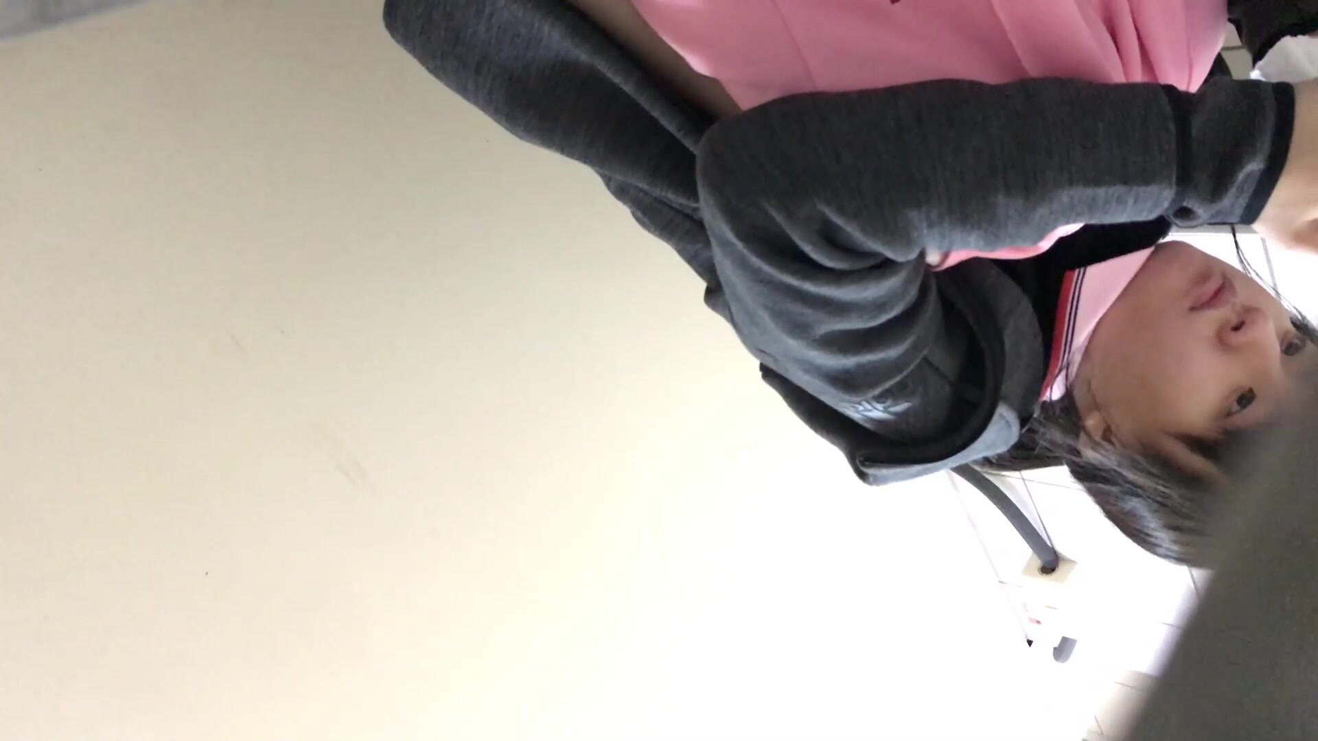 【精品廁拍】技術型坑神潛入女廁隔板縫連續偷拍超多小姐姐少婦方便，拍臉又拍逼 (2)