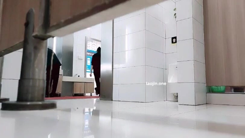 2025年11月最新商場衛生間偷拍暗訪【公廁偷拍】第一現場直播，各種青春時尚美女大小便，緊張刺激差點被發現 (2)