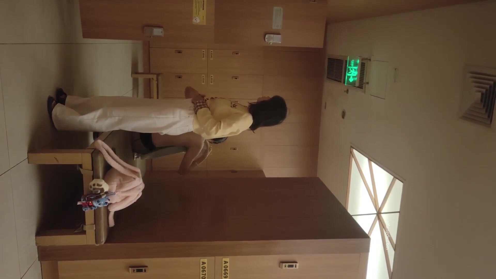 【少女時代】最新流出女主播潛入溫泉洗浴會所更衣室偷拍酷似陳妍希的美女超好身材比例可惜胸不夠大