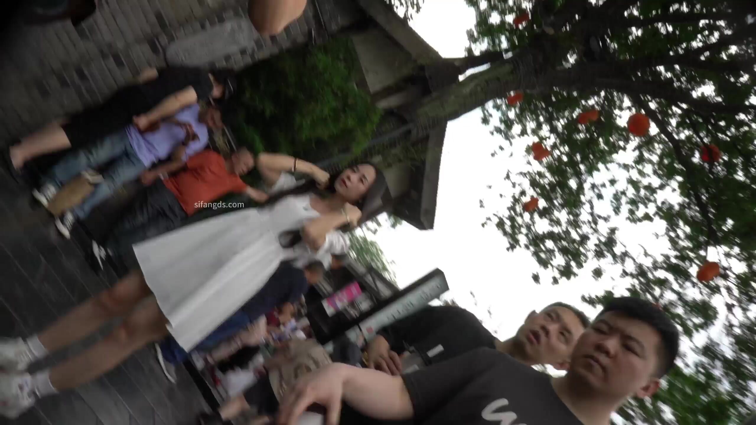 【空城原創】白裙美女和男友逛街小內前面透明漏出稀疏黑森林很是誘惑花花長裙白襪小姐姐淡黃內夾翅膀包裹圓臀
