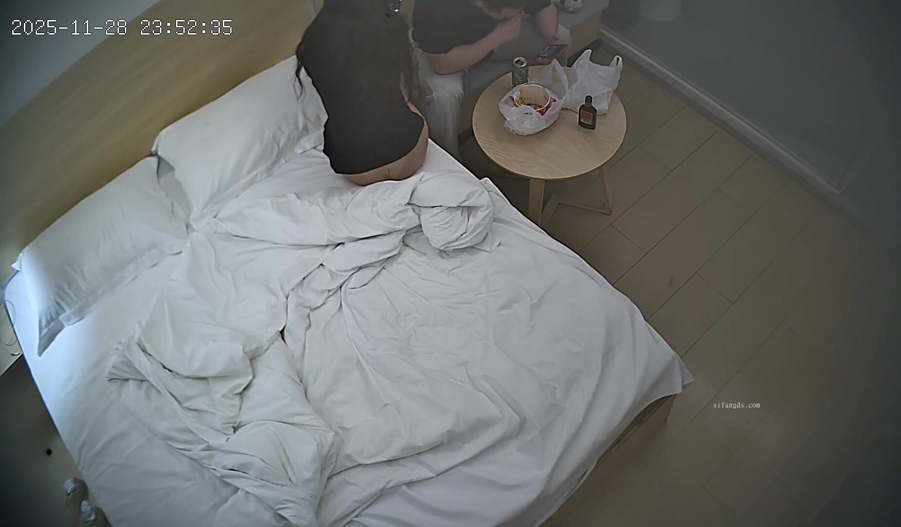 流出酒店偷拍 黑色衛衣女孩脫光衣服裸睡等待男炮友的到來