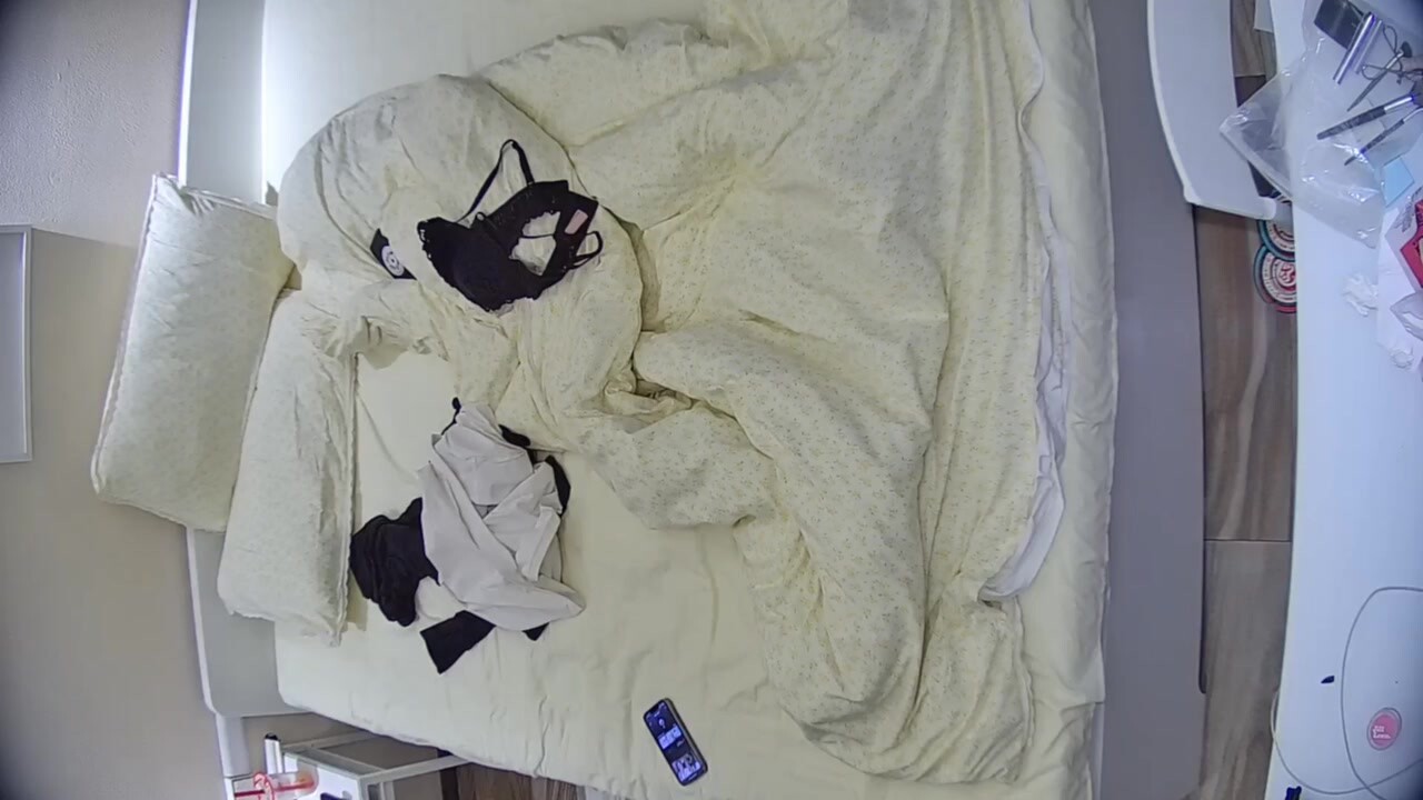 民宿酒店偷拍 小姐姐身材微胖好極品 女上時後背和屁股太漂亮了 被男人把嘴當逼插 還站起來後入 (3)