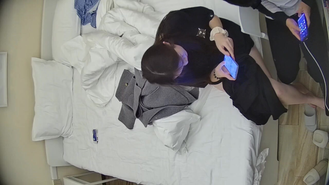 民宿酒店偷拍 恩愛小情侶 這女生皮膚這個白呀 看著還以為穿了絲襪沒脫 屁股真好看 最後還被內射 (4)