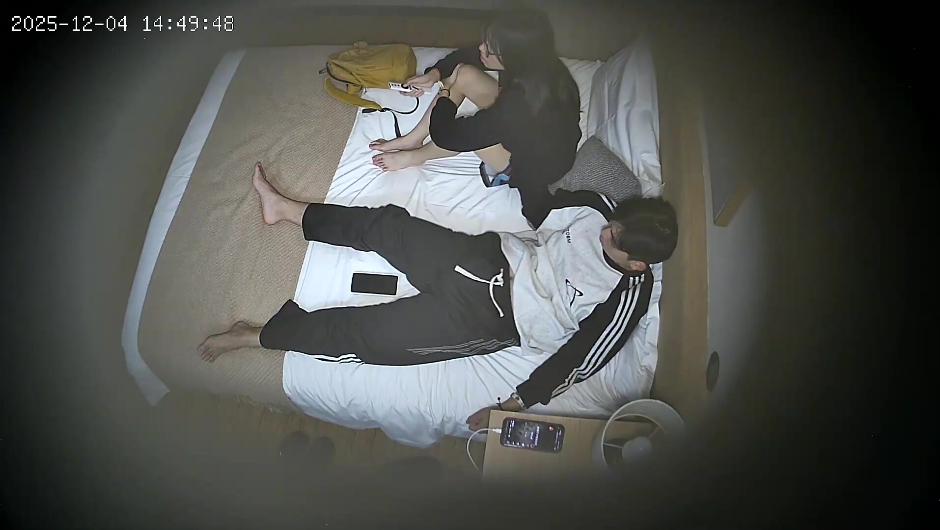 流出酒店偷拍 連續兩天入住大學生情侶猴急男剛到房間就迫不及待扒開眼鏡反差婊女友內褲研究 (1)