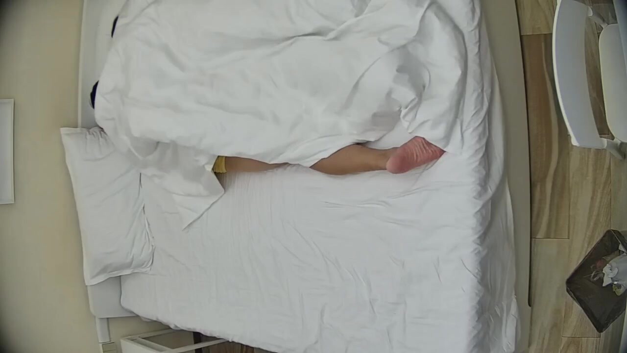 民宿酒店偷拍 恩愛小情侶 這女生皮膚這個白呀 看著還以為穿了絲襪沒脫 屁股真好看 最後還被內射 (2)