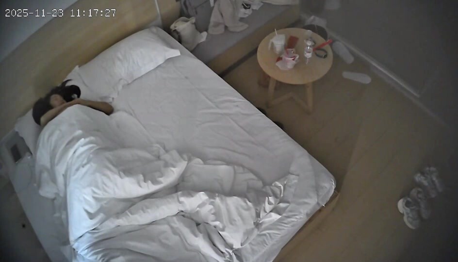 流出酒店偷拍 眼鏡學妹吃完外賣被健壯體育系男友各種姿勢操