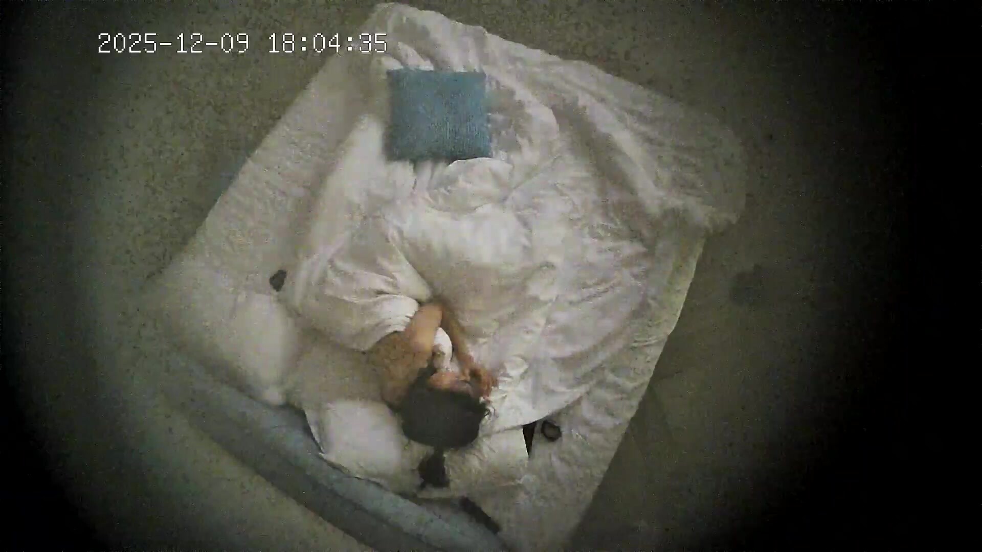 流出酒店偷拍 年輕情侶就是體力好除了吃飯睡覺就一直膩歪啪啪男友還拿手機拍照留念 (2)