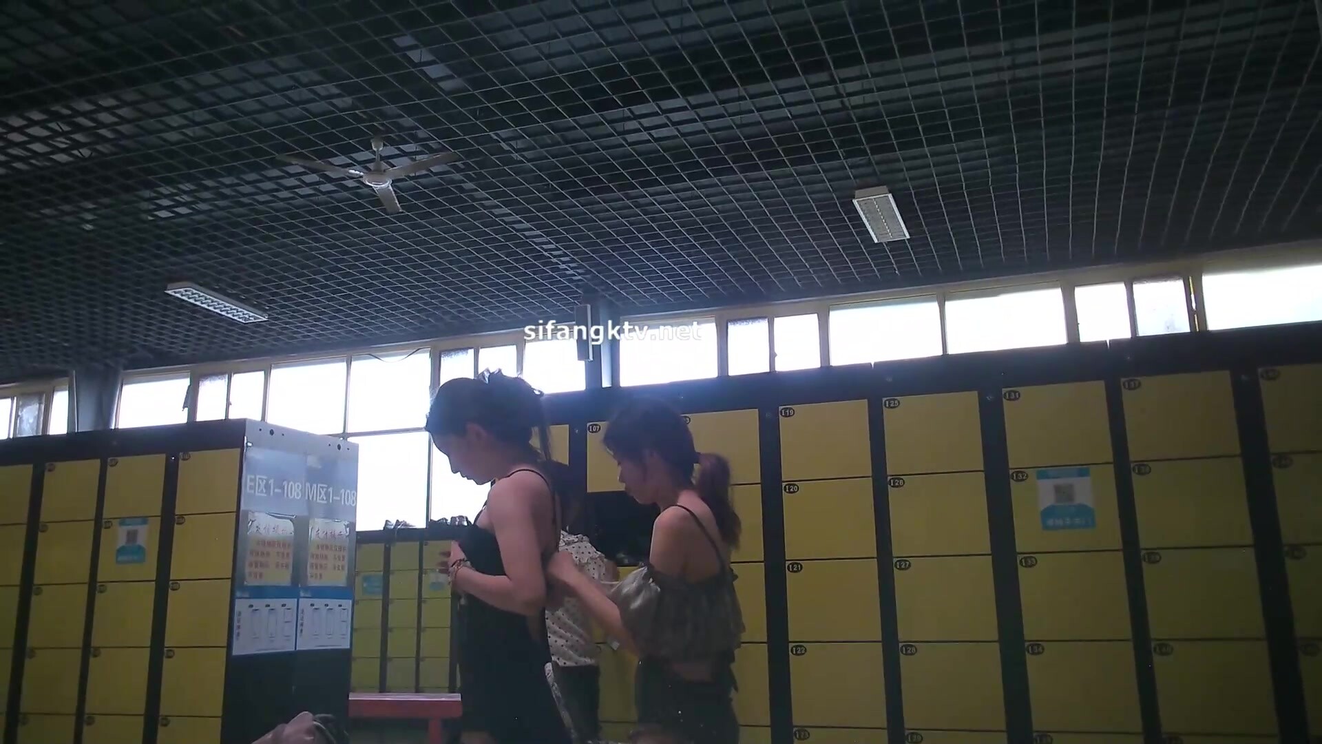 【國內水上樂園】換衣間沐浴區近景偷拍合集第2季1 美女如雲淋浴換衣好身材一覽無餘 (3)