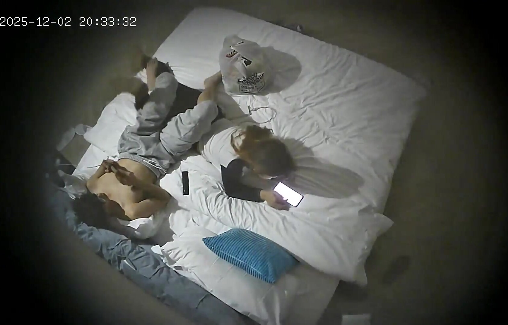 流出酒店偷拍 大學生情侶奶子渾圓的年輕學妹和男友入住三天玩手機啪啪(3) (2)