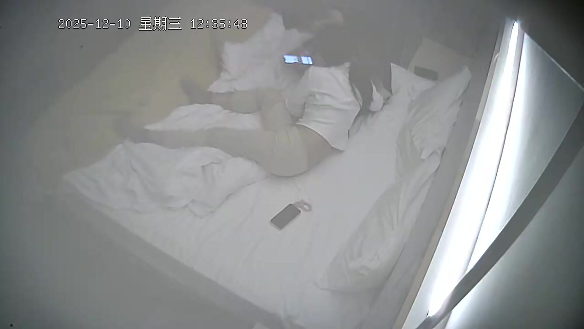 流出酒店偷拍 年輕小夥把女友的逼逼擦乾淨狂舔後各種體位瘋狂撞擊幹完不忘給逼逼拍照 (2)