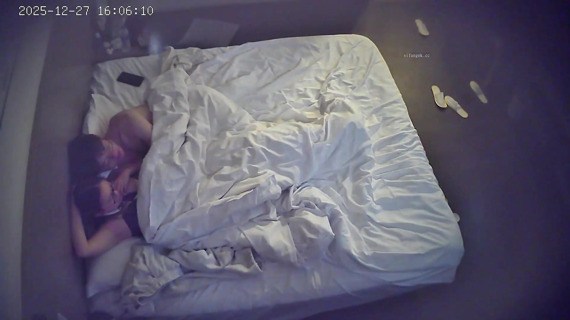 流出酒店偷拍 抖M情侶白日宣淫身上捆繩子在酒店愉快玩耍