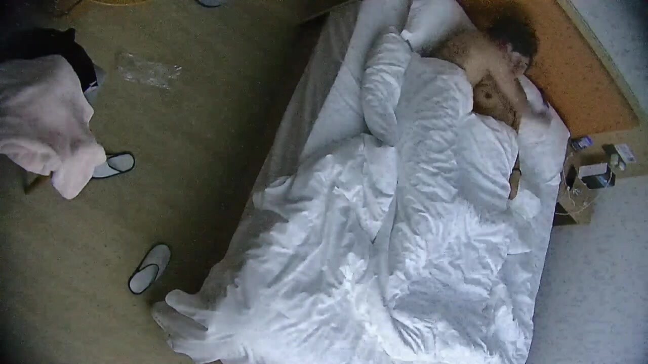 大學城偷拍 胸部豐滿的微胖極品女生跟男友住店 好想用她的大奶子打奶炮 可惜男友不用 操兩下就內射了 (2)