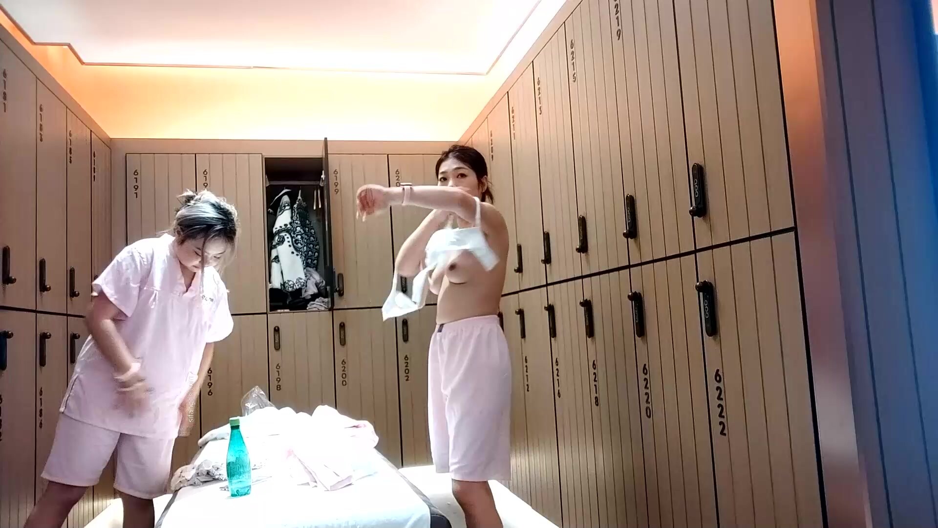 【國內某高階會所】更衣室偷拍 高質量美女絡繹不絕 (3)