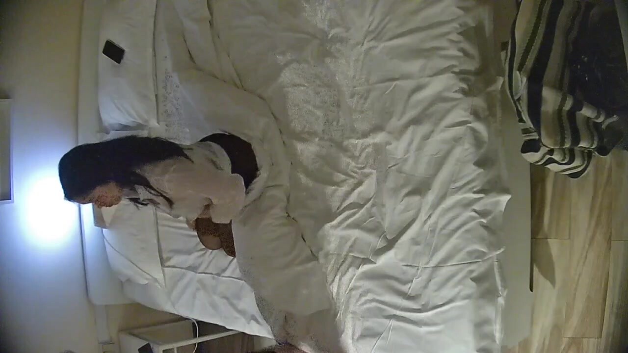 民宿酒店偷拍 小情侶玩得花喲 外套一脫就是職業OL裝 再一來套女僕COS 場場內射 男人爽到爆 (1)