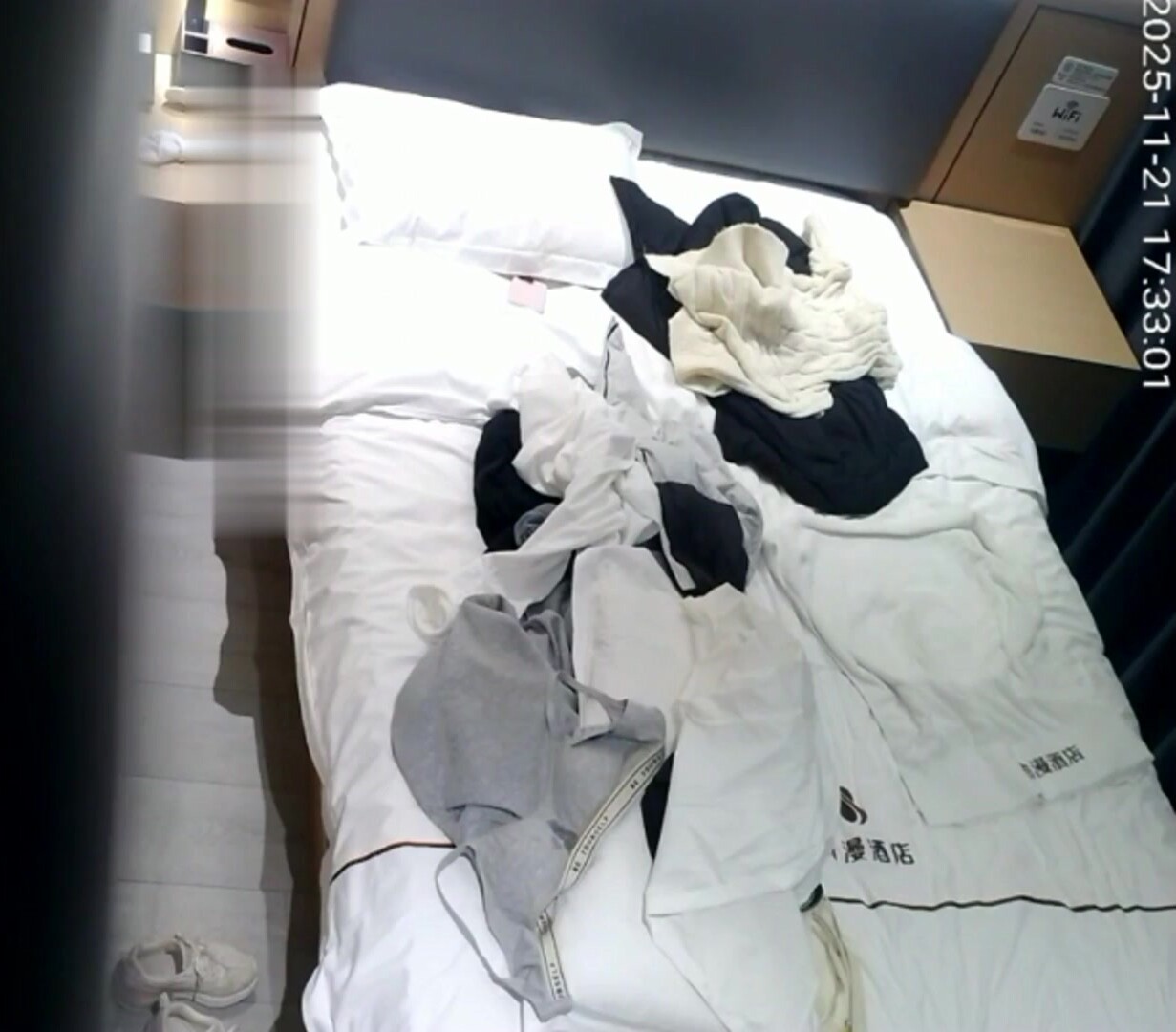 流出酒店偷拍 喜歡男朋友舔逼的女生拿出手機第一視角近距離記錄男友給她舔逼幹她