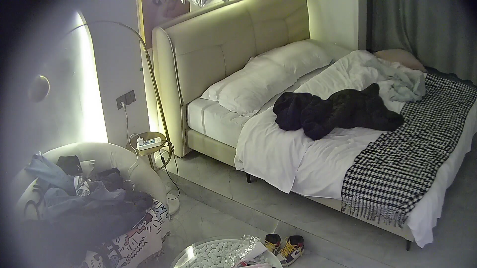 流出酒店偷拍 連續3天入住的年輕情侶古靈精怪的雙馬尾可愛甜妹被男友不分日夜操了幾次() (1)