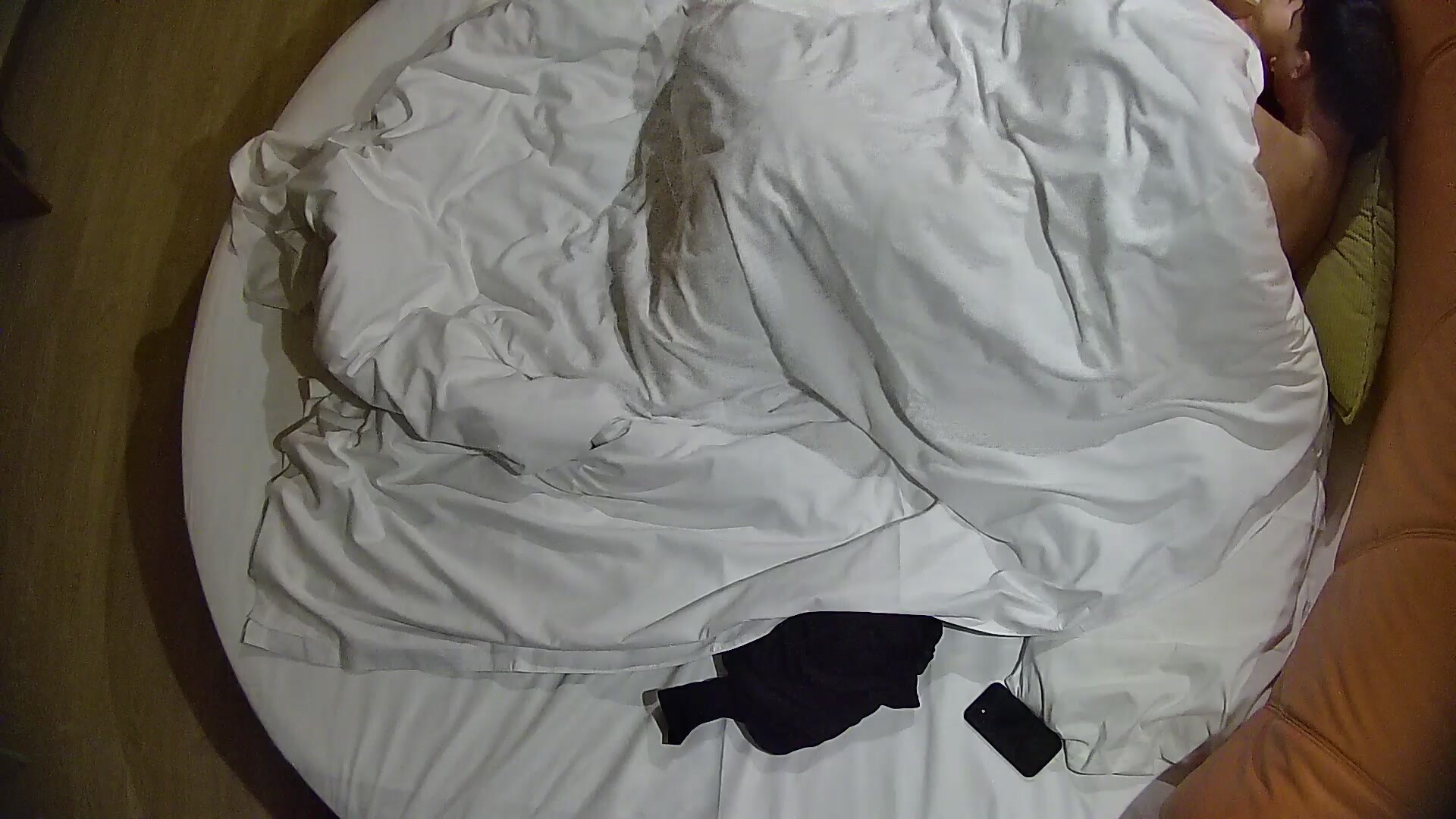 情趣臺偷拍 坦克少婦需求大 一根雞巴不夠 那就按摩棒來湊 男人一邊操 少婦一邊自己刺激陰蒂 好帶感 (1)