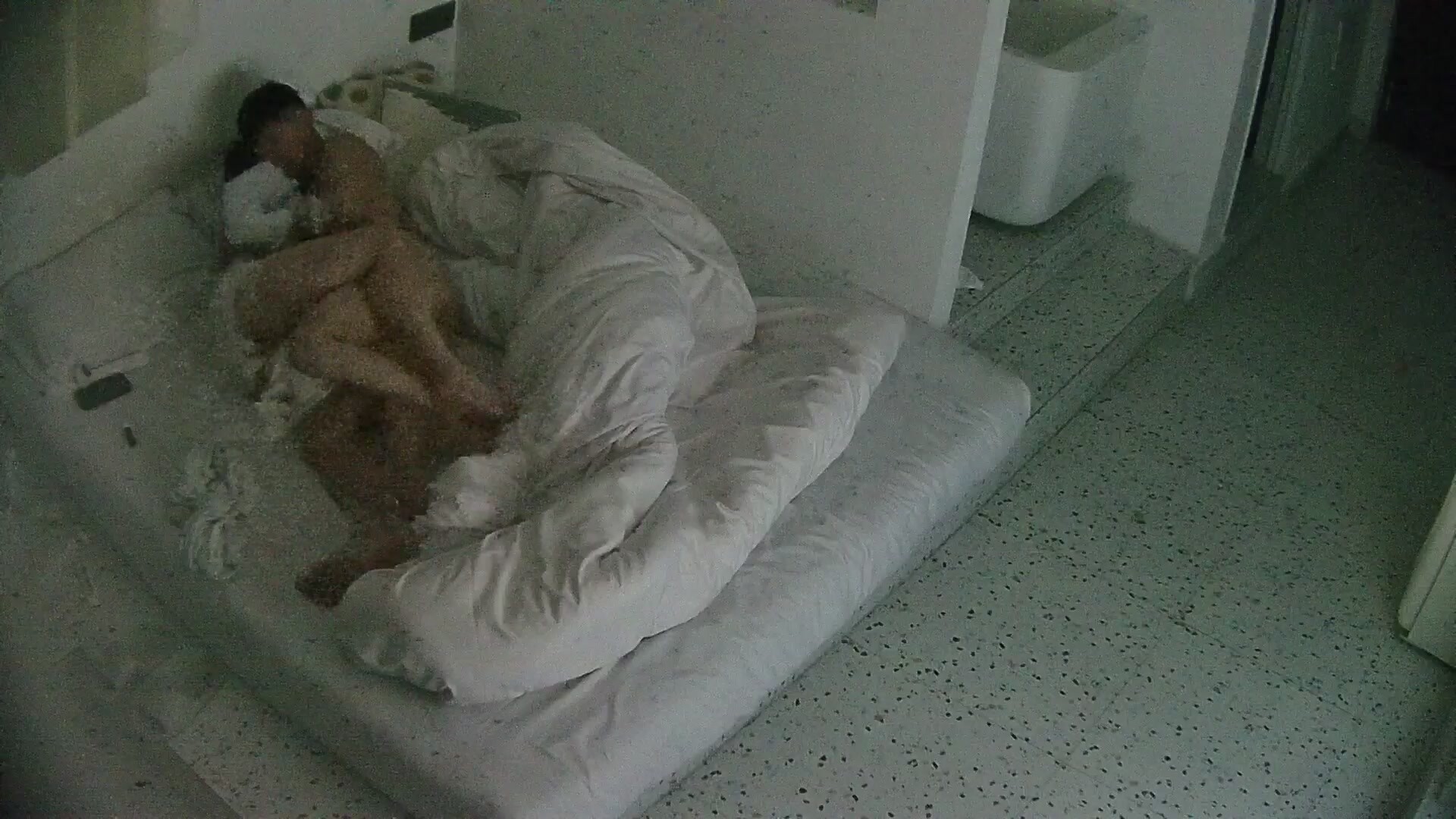 流出酒店偷拍 連續幾天入住的年輕情侶精壯小夥入住酒店打遊戲等待女友下課後來送炮完整版 (1)